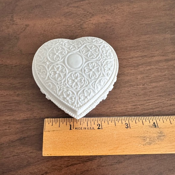 Vintage Porcelain Heart Jewelry Box With Lid Trinkets White Floral Cottagecore - Picture 5 of 5
